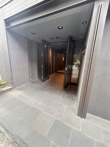 レジディア三越前のエントランス