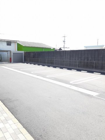 アンド　ザ　ブルー　Ⅱの駐車場