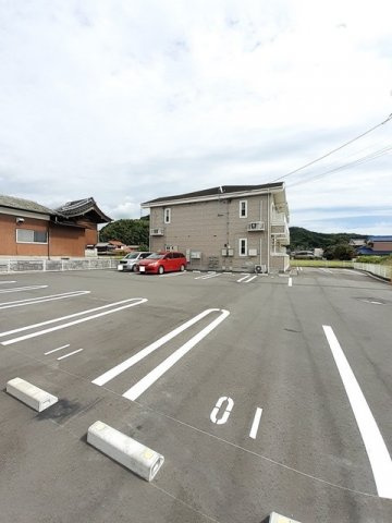 ノイ・グランツＪの駐車場