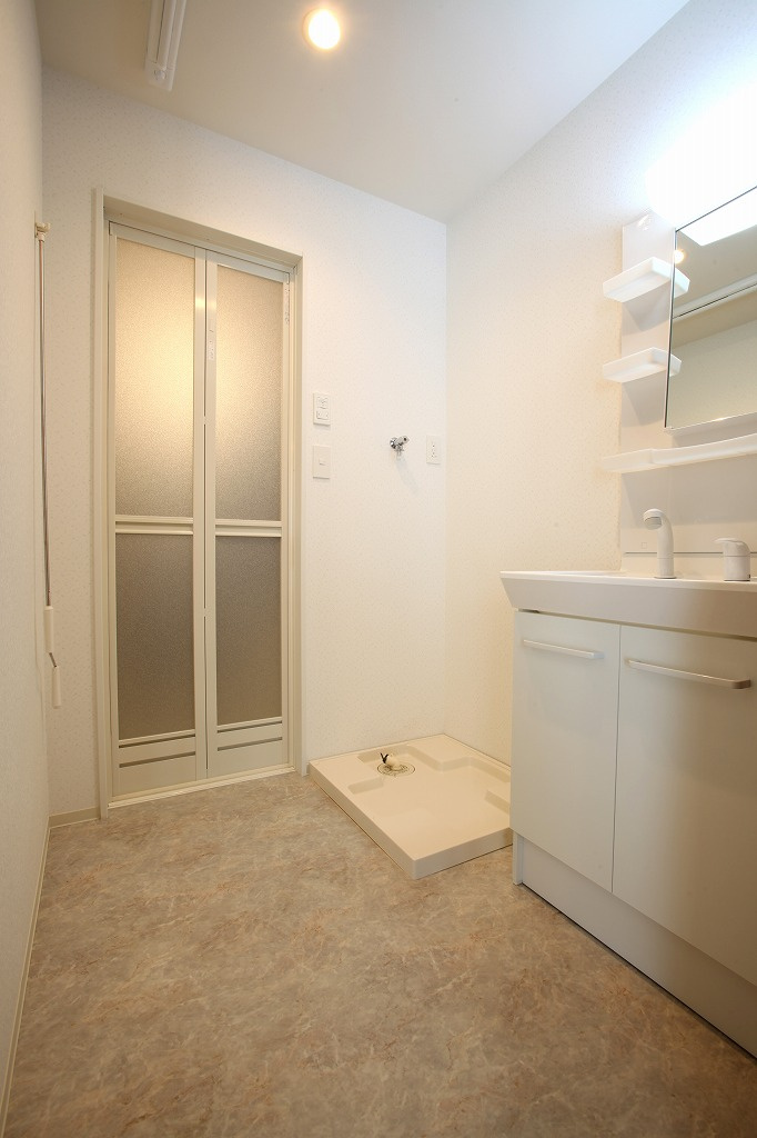 早川コーポの洗面所|明るい洗面所です