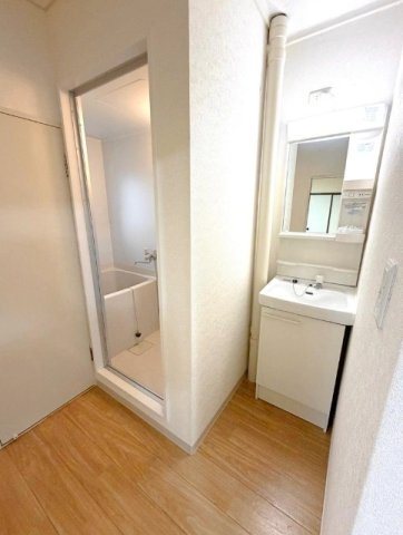 メゾン津之江の独立洗面台|毎日の身支度がスムーズにできる、無駄のないシンプルな洗面所。清潔感があり、どんな暮らしにも馴染む使い勝手の良い空間です。