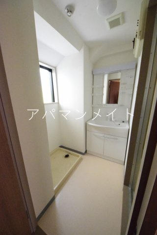 【設備】 | ドエリング東戸塚 | 洗濯機置き場＆脱衣スペースです ！