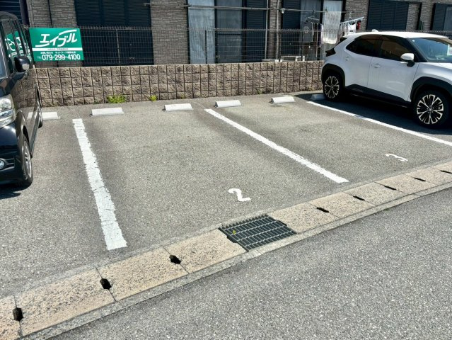 プレイン野里の駐車場
