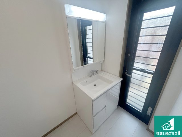 伊丹市昆陽泉町　新築一戸建ての独立洗面台|清潔感のある洗面台です。フラットな鏡は掃除がしやすく毎日清潔！鏡裏には収納があるのでスッキリとした洗面台が保てます。