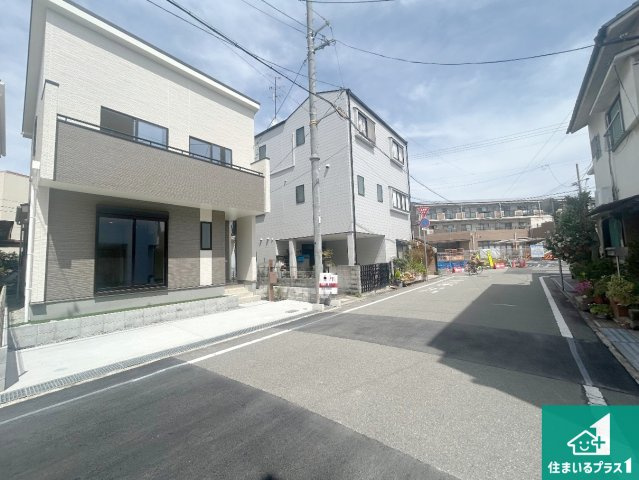 伊丹市昆陽泉町　新築一戸建ての前面道路含む現地写真|周辺は閑静な住宅街！前面道路広々で車の出し入れも便利です。駐車が苦手な方でも安心して車庫入れできます！