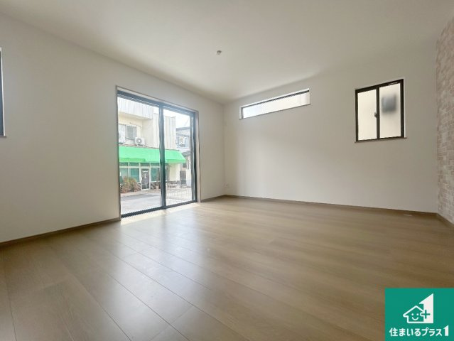 伊丹市昆陽泉町　新築一戸建ての居間・リビング|日当たり良好の明るいリビングで朝の目覚めもスッキリできそう！対面キッチンでご家族のコミュニケーションも自然と増える設計！小さなお子様が遊ぶスペースを作っても広々とくつろげるLDK！