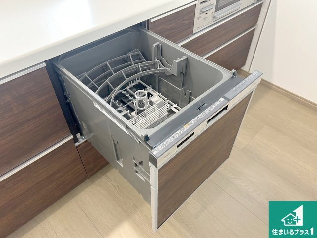 伊丹市昆陽泉町　新築一戸建ての設備|食事後の一仕事、食器洗いをボタン一つでお任せできちゃいます！場所を取らないビルトイン式なので、お料理スペースもしっかり確保！