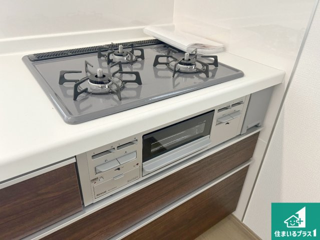 伊丹市昆陽泉町　新築一戸建ての設備|ダブル高火力Ｓｉセンサー付きコンロ！３口あるので、まとめて料理をする時も大活躍！
