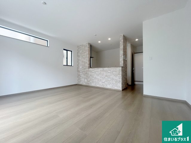 伊丹市昆陽泉町　新築一戸建ての居間・リビング|シンプルなリビングは、観葉植物等のインテリアを楽しめますね！パパ好みにも、ママ好みにも家具次第で雰囲気を変えることができます！