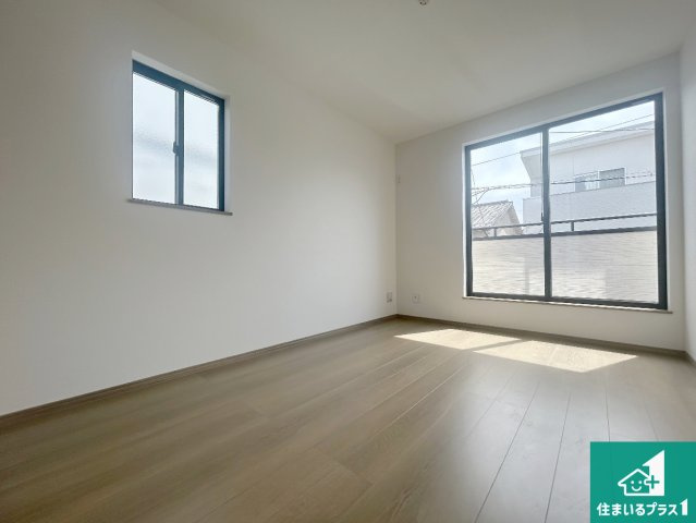 伊丹市昆陽泉町　新築一戸建ての洋室|寝室は心地よい眠りについてもらいたくて、シンプルかつ開放的な空間な設計にしています！大きな窓から差し込む日が心地いいです♪