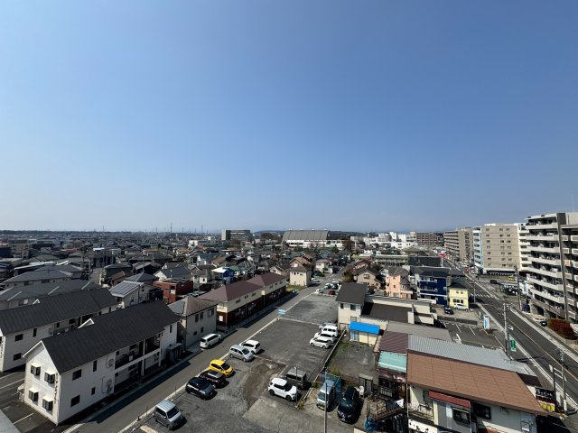 ワイズユウラク入間の展望|周囲に高い建物がなくのびやかな眺望が広がる心地よい住環境。窓を開ければ自然の風が通り抜け開放感ある暮らしを楽しめます。
