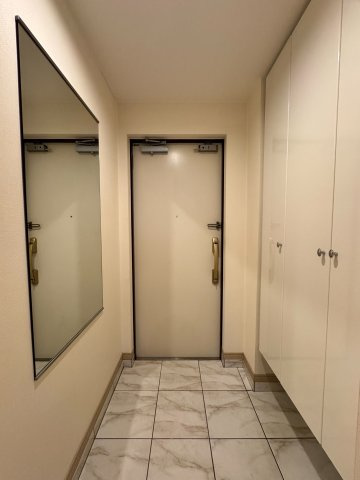 ワイズユウラク入間の玄関|家の第一印象を決めるエントランスはいつもキレイにしておきたいもの。そこで玄関にはご家族の靴等すっきりと整理できる収納スペースを確保しました！綺麗な玄関でお客様をお出迎えしましょう♪
