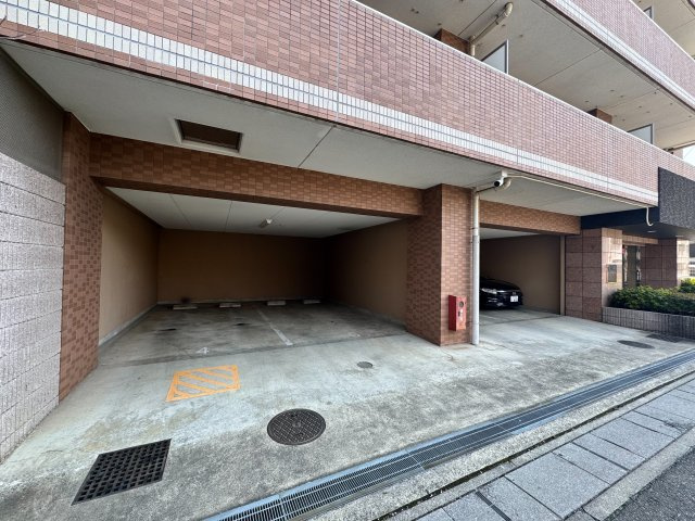 ワイズユウラク入間の駐車場