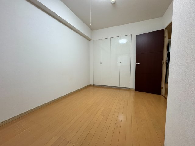 ワイズユウラク入間の洋室|すっきりとしたつくりで、どんなインテリアにも馴染む洋室。収納とのバランスもよく、日常生活が自然と整う使い勝手の良い一部屋です。
