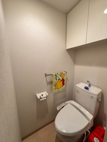ワイズユウラク入間のトイレ|トイレは温水洗浄便座付です。上部には収納付。トイレットペーパー等、買い置きもしやすそうです。
