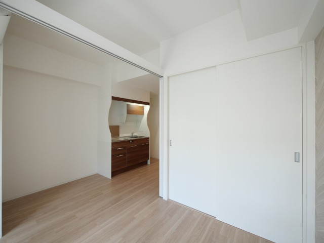 セレニテ新大阪グランデミリューの洋室