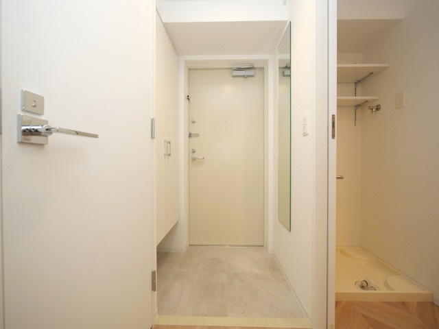 セレニテ新大阪グランデミリューの玄関