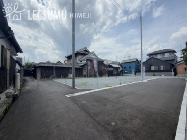 姫路市飾磨区高町２丁目／３区画の前面道路含む現地写真