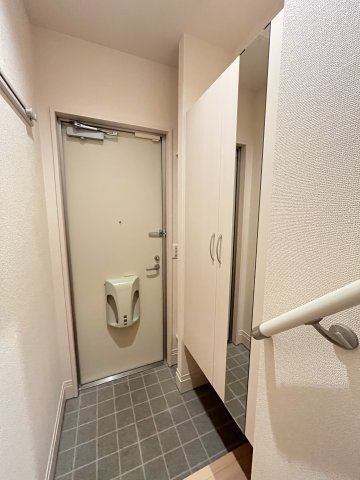 クレスト新地の玄関