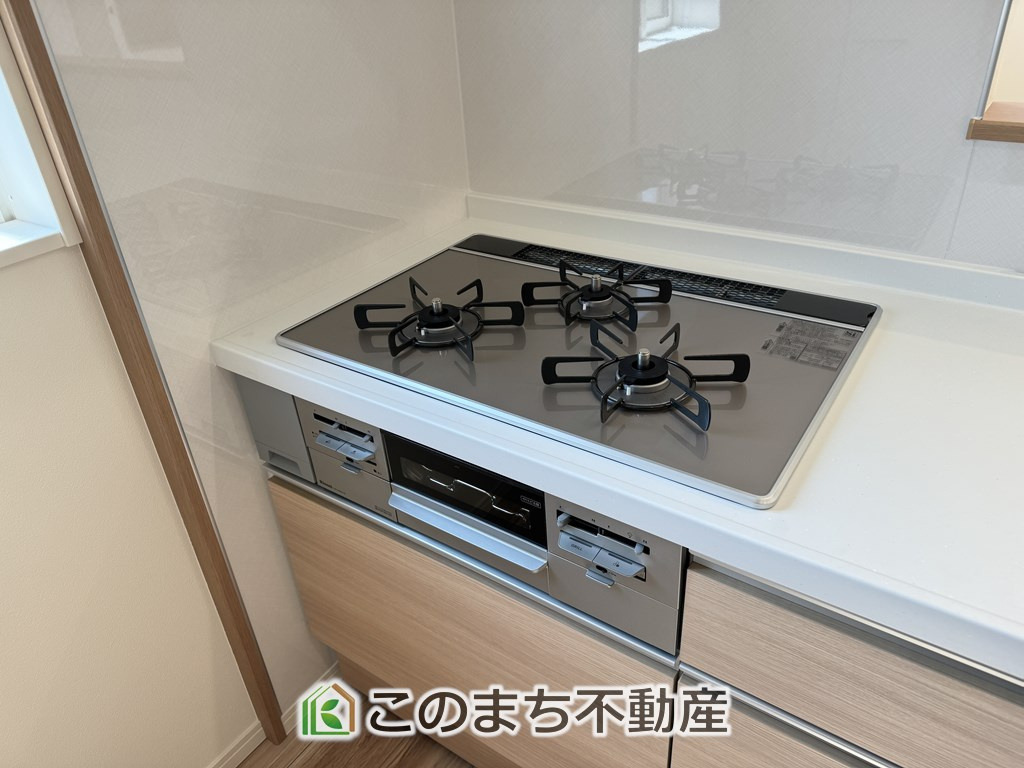ワイウッドコート宇都宮市宝木本町第2期　3号棟のキッチン|三ツ口コンロ採用で、同時調理もスムーズ◎！お料理を並べられるカウンター付きで、配膳・片付けをサポート！リビングで過ごすご家族とコミュニケーションを楽しみながら作業可能です♪