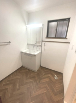 中古/朝霞市溝沼６丁目の独立洗面台|使いやすい独立洗面台です
窓もあり換気もしやすい空間です