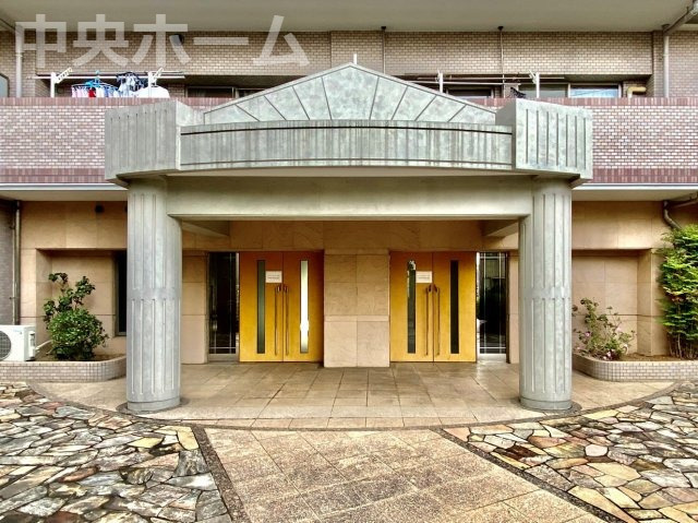 キャッスルマンション亀戸立花弐番館のエントランス|【エントランス】マンションのエントランスは、その物件の印象を決める、顔とも言える場所です。毎日通る場所ですからきれいなのが一番です。エントランス内はオートロックですので暮らしの安全も確保されています。