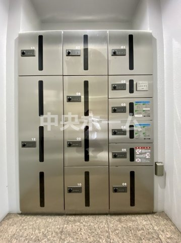 キャッスルマンション亀戸立花弐番館の設備|【宅配ボックス】在宅時・不在時に関わらず、居住者の代わりに非対面で宅配物を受け取ってくれる便利な設備です。わかりやすくご説明致しますので見学時にはお部屋だけではなく共用部分もぜひチェックしてください。