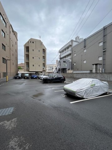 アドバンス神戸レイソレの駐車場