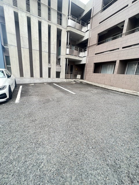 サーティ福弥の駐車場