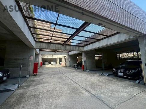 サン・ステージ緑園都市東の街の駐車場|屋根付き駐車場の写真です。