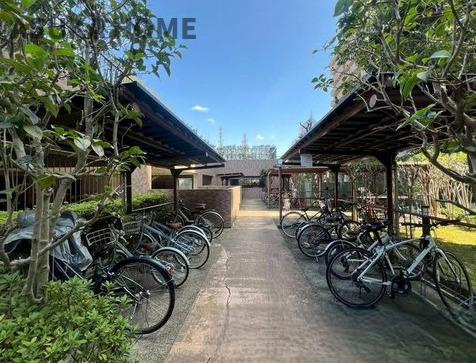 サン・ステージ緑園都市東の街の駐輪場|緑多い植栽の中に屋根付き駐輪場があります。