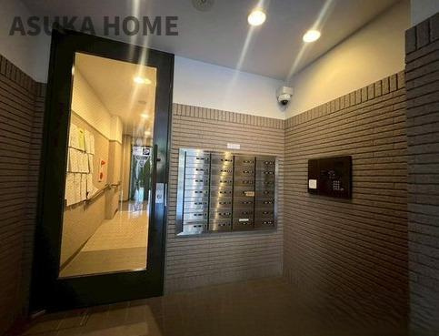 サン・ステージ緑園都市東の街のその他共用部分|ポストとオートロック機能のあるエントランスの写真です。