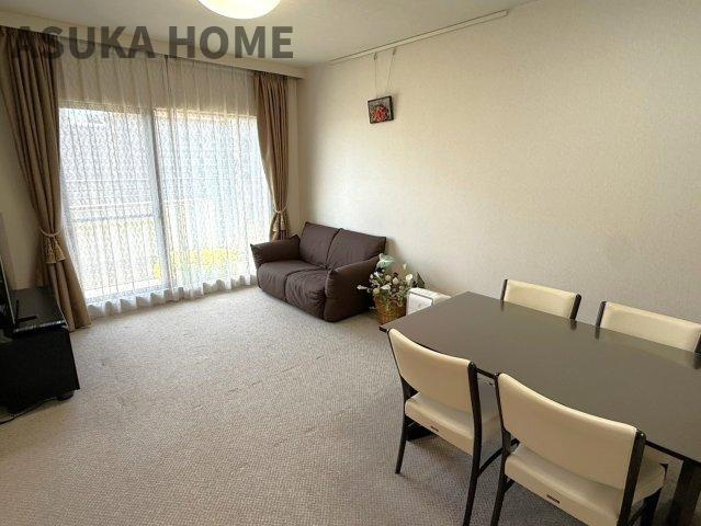 サン・ステージ緑園都市東の街の居間・リビング|ゆったり食事をしたりくつろぎたい、そんな夢が叶えられる空間です♪
