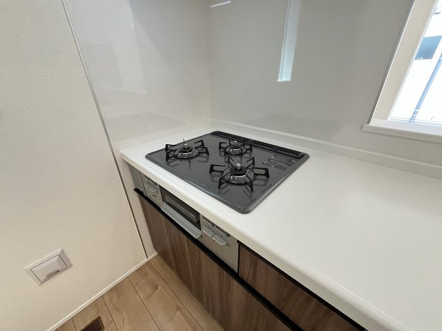 【キッチン】 | 福岡市南区寺塚2丁目25-1期　2号棟（全3棟）【仲介手数料無料・0円】 | 施工例。施工例は完成時と異なる場合があります。