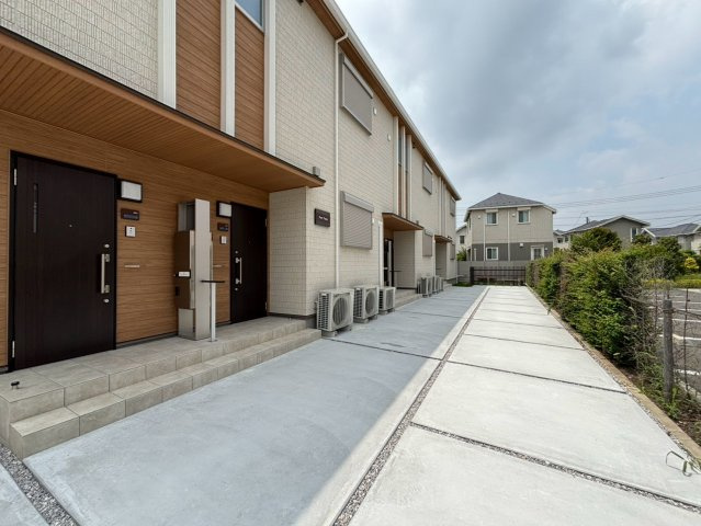 府中市栄町２丁目のアパートのエントランス