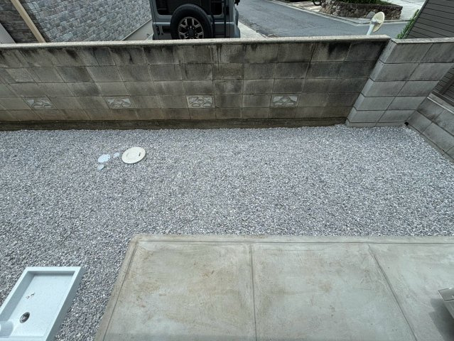 府中市栄町２丁目のアパートの庭
