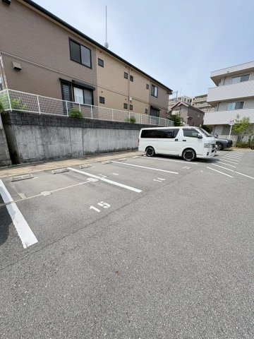 ヴァンベール仁川の駐車場