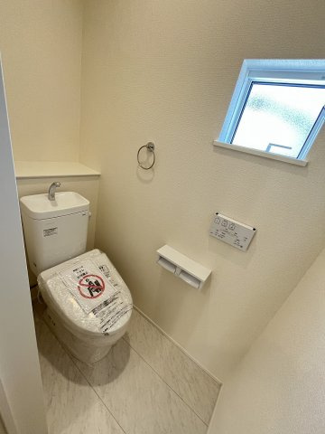 【トイレ】 | 福岡市南区寺塚2丁目1期　3号棟（全3棟）【仲介手数料無料・0円】 | 施工例。1階のトイレです。施工例は完成時と異なる場合があります。