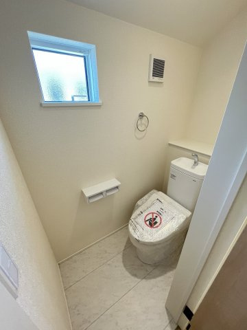 【トイレ】 | 福岡市南区寺塚2丁目1期　3号棟（全3棟）【仲介手数料無料・0円】 | 施工例。2階にもトイレです。施工例は完成時と異なる場合があります。