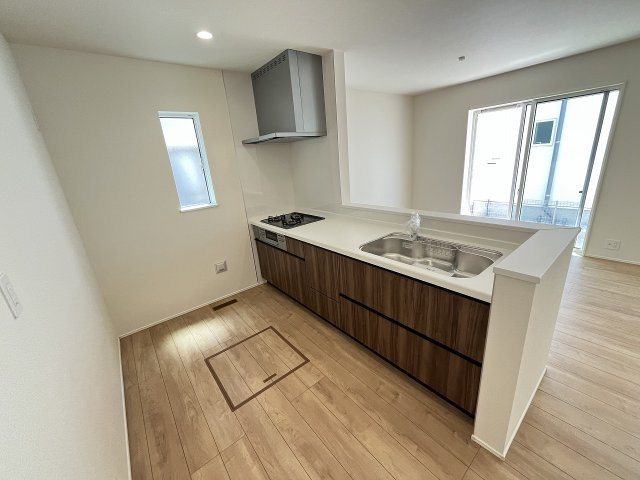 【キッチン】 | 福岡市南区寺塚2丁目1期　3号棟（全3棟）【仲介手数料無料・0円】 | 施工例。施工例は完成時と異なる場合があります。