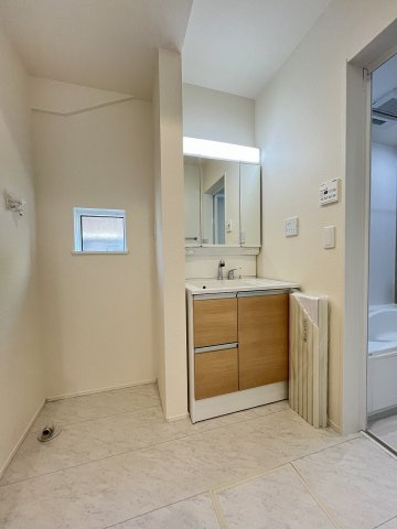 【洗面所】 | 福岡市南区寺塚2丁目1期　3号棟（全3棟）【仲介手数料無料・0円】 | 施工例。施工例は完成時と異なる場合があります。