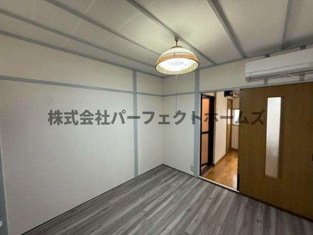 楠根南町テラスハウス　賃貸の洋室|落ち着いた色調の洋室です