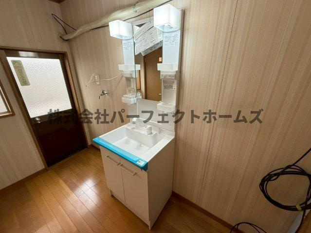 楠根南町テラスハウス　賃貸の独立洗面台|独立洗面台、小物を置くことができて便利です