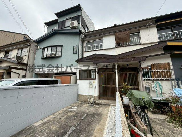 楠根南町テラスハウス　賃貸の駐車場|車をお持ちの方に嬉しい駐車場付きの物件です