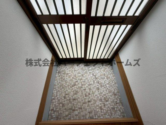 楠根南町テラスハウス　賃貸の玄関|明るい玄関です