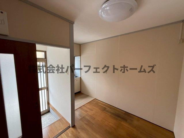 楠根南町テラスハウス　賃貸の内装|明るい色調の室内です