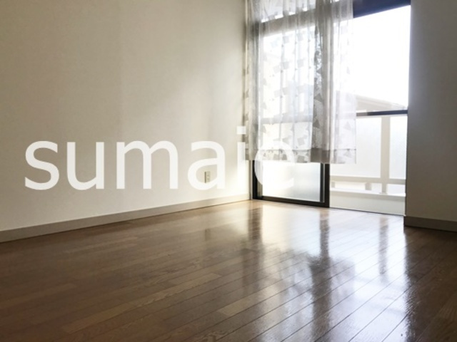 加藤マンションの居間・リビング|人気のフローリングです。