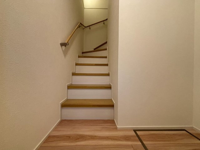 府中市栄町２丁目のアパートの玄関
