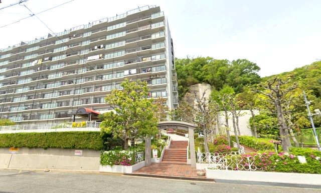 コープ野村高取台の外観|毎日のお散歩も快適な緑に恵まれたエリアで、自然に包まれた穏やかな暮らしを実現するための、ゆとりある住環境が整っています。緑の潤いを感じながらホッと生活できそう。
