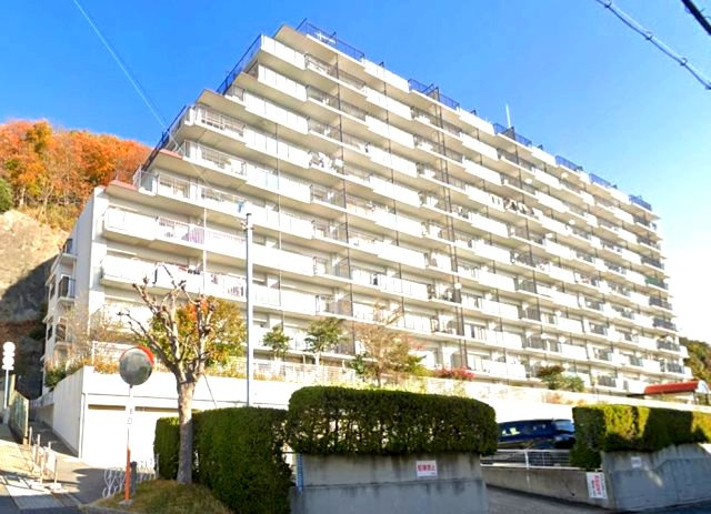 コープ野村高取台の外観|広い空と眺望に包まれる高層階
